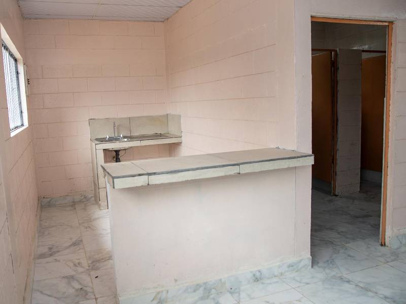 Niños y niñas de la comunidad reciben merienda escolar como parte del programa “Educando Nuestro Futuro”, que impulsa la permanencia educativa y el bienestar infantil.