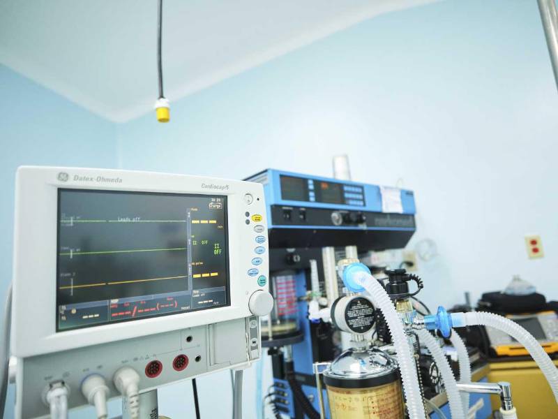 Monitores multiparámetros permiten un control constante de los signos vitales durante cada procedimiento quirúrgico.