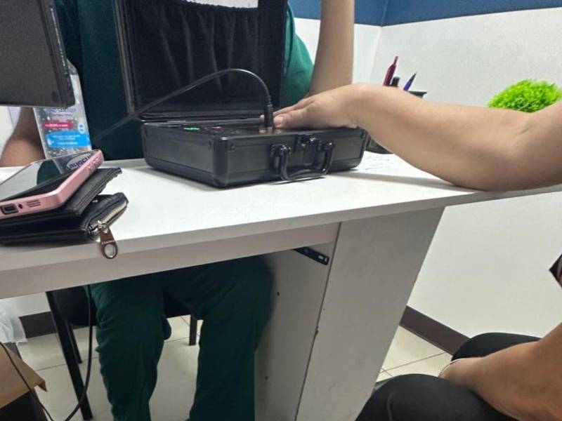 El analizador de resonancia magnética cuántica es utilizado para realizar diagnósticos a pacientes, pese a que este tipo de dispositivo no cuenta con respaldo científico.