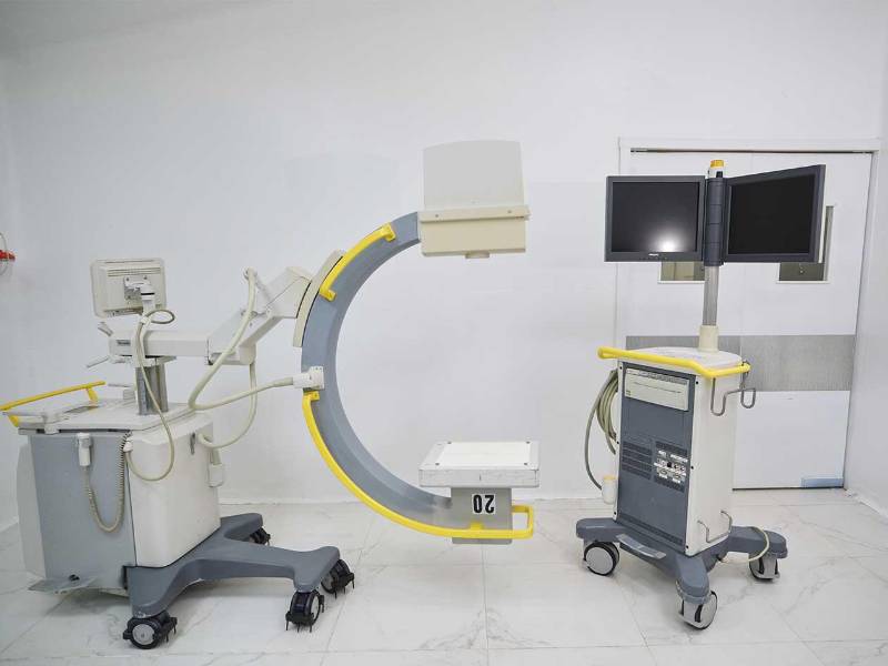 Brazos en C y torres laparoscópicas permiten procedimientos mínimamente invasivos con gran precisión.