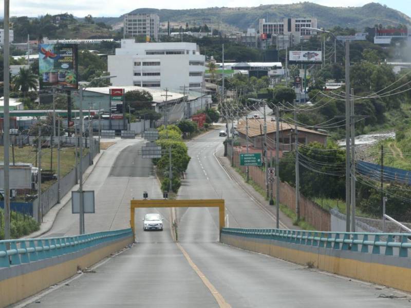 Calles y bulevares completamente vacíos se observan en Tegucigalpa y Comayagüela horas después de que los capitalinos le dieran la bienvenida al 2026.