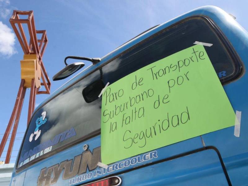 Propietarios de buses suburbanos denunciaron abandono de las autoridades y decidieron paralizar el servicio tras el homicidio de un conductor.