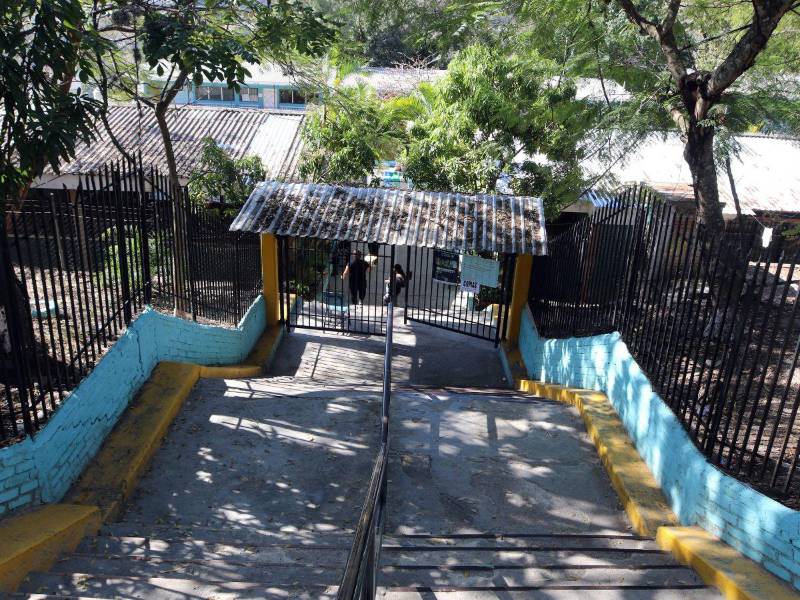 Esta es la entrada del Centro de Educación Básica Las Américas, donde funciona la Dirección Distrital 8, a la que estaba asignada la plaza del diputado Casaña.