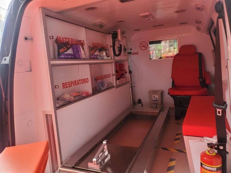 Ambulancias completamente equipadas: Diseñadas para brindar atención inmediata en emergencias oftalmológicas.