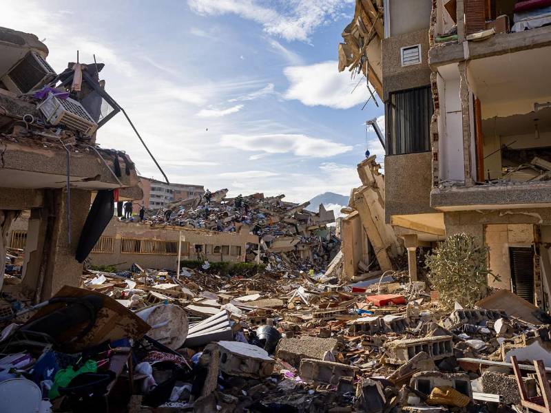 Edificios reducidos a escombros reflejan la magnitud de los terremotos que devastaron varias ciudades de Venezuela y dejaron miles de víctimas. La fotografía muestra escombros de edificaciones destruidas en Catia La Mar, La Guaira.