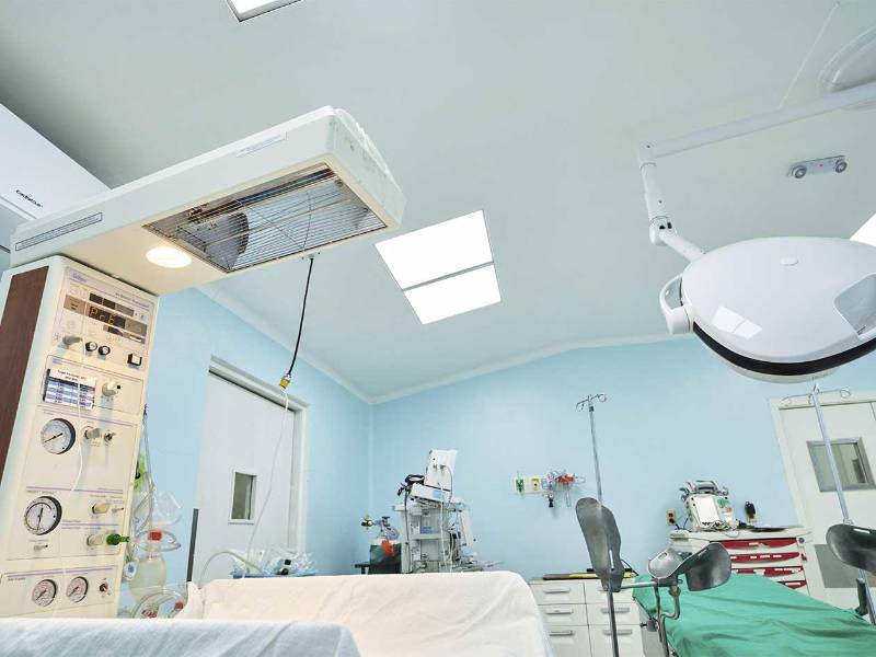 El hospital cuenta con una sala de partos equipada con tecnología y confort.