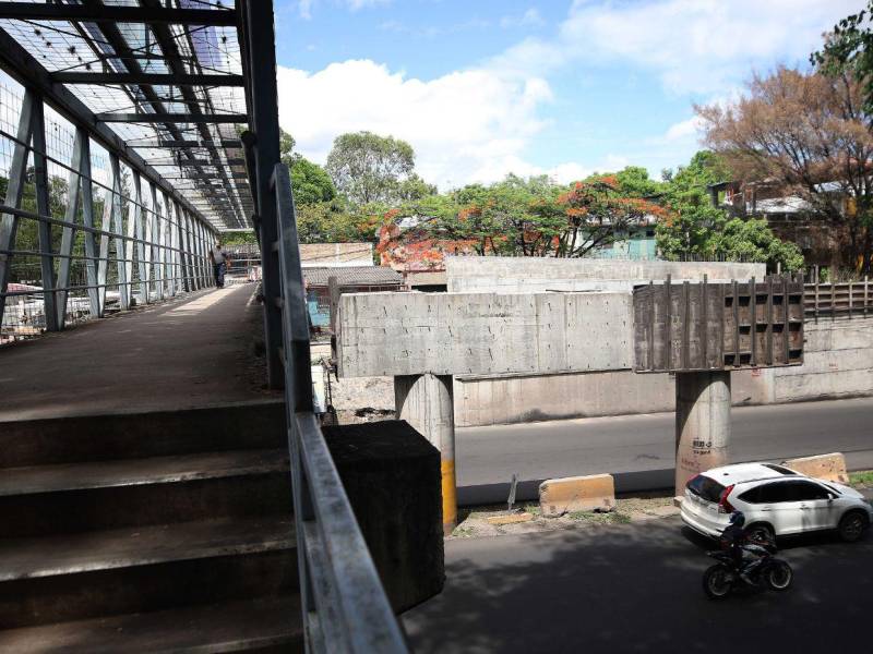 Ingenieros cuestionan el ritmo de las obras y señalan que la falta de fondos ha sido el principal motivo de los retrasos. Esta obra del Bulevar Fuerzas Armadas a inmediaciones del Hato de Enmedio ha estado abandonada.