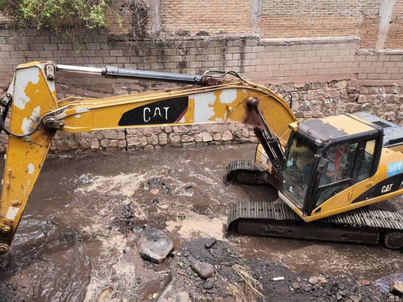 Una de las principales intervenciones se desarrolla en quebradas y cauces naturales donde se han retirado grandes cantidades de sedimento, basura y vegetación acumulada.