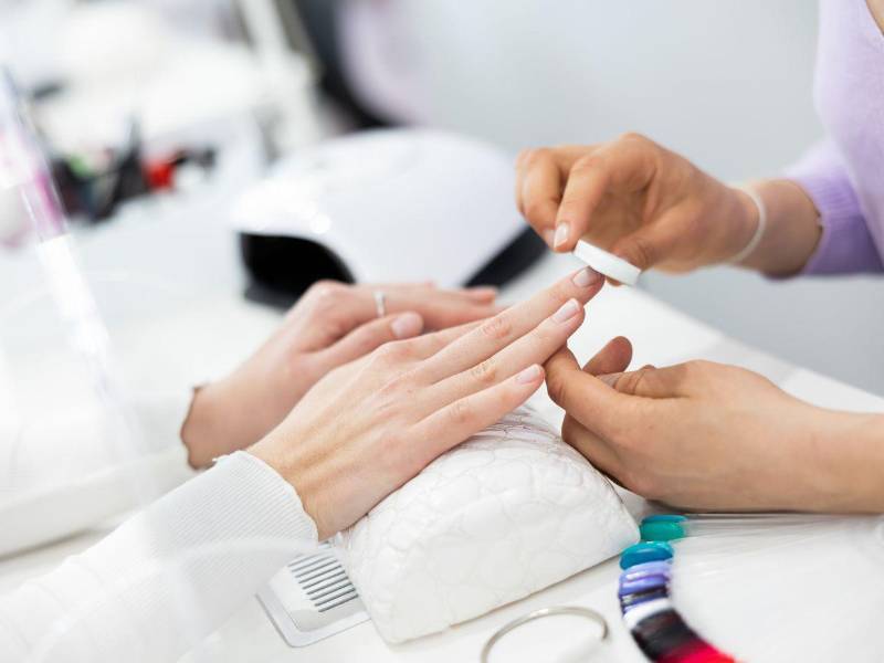 Almond milk nails, la manicura que arrasa esta temporada