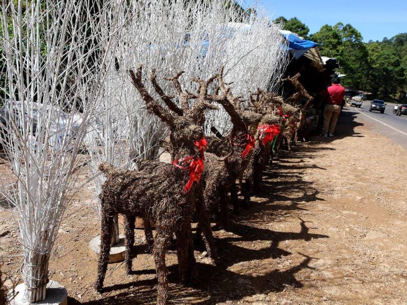 Comerciantes de las rutas hacia Santa Lucía y Valle de Ángeles ya ofrecen chiribiscas y venaditos, artesanías que cada diciembre adelantan el espíritu navideño.