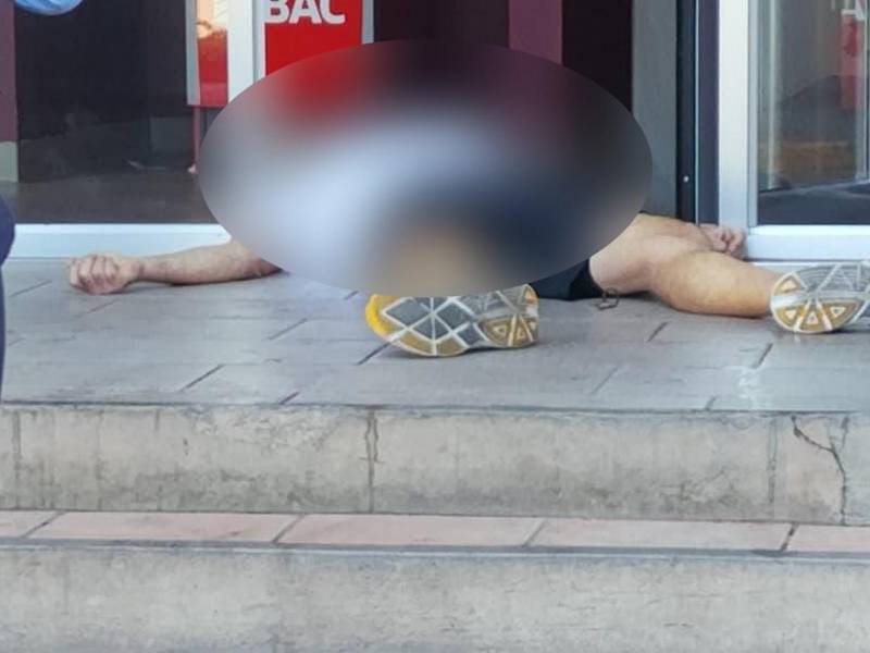 El cuerpo de la víctima no presentaba lesiones físicas a plena vista, por lo que su muerte se maneja como indeterminada.