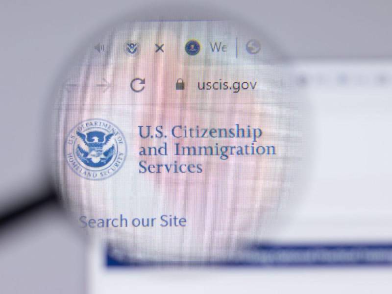 Una red de estafadores se vale de la plataforma de Servicio de Ciudadanía e Inmigración de Estados Unidos (USCIS) para brindar falsa información a los migrantes.