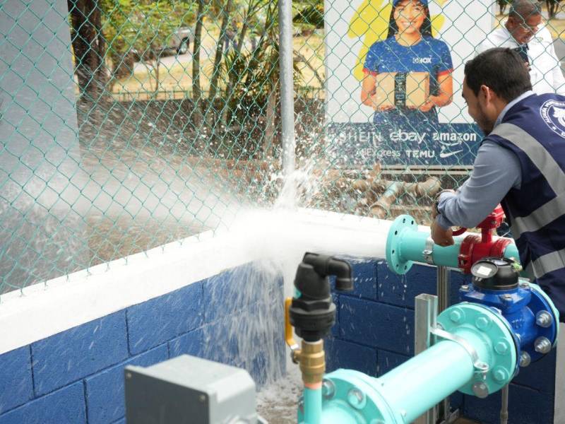 El alcalde capitalino confirmó apoyo internacional para modernizar la red de agua y enfrentar la emergencia mediante pozos y cisternas.