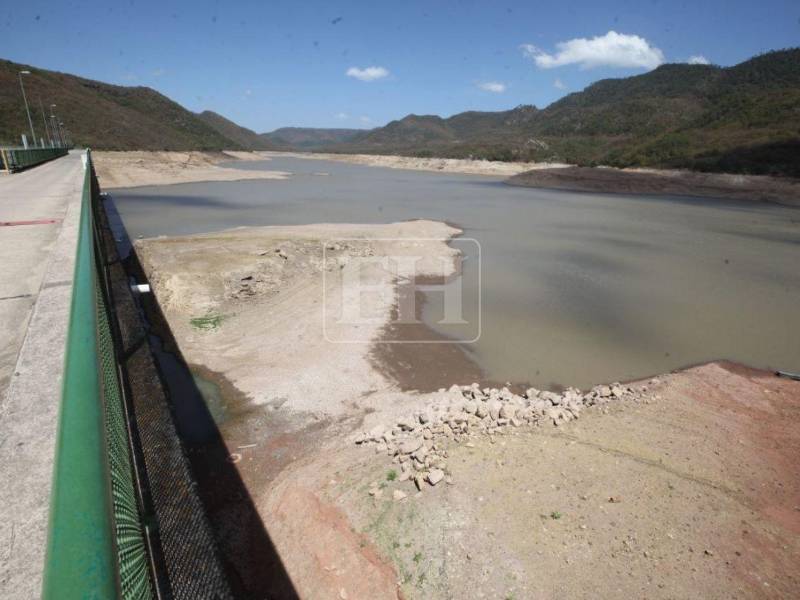 Los efectos de la sequía por el fenómeno de El Niño ya se reflejan en la represa La Concepción, una de las principales fuentes de abastecimiento de agua para los capitalinos. A continuación las impactantes imágenes captadas por la lente de EL HERALDO este miércoles 9 de septiembre.