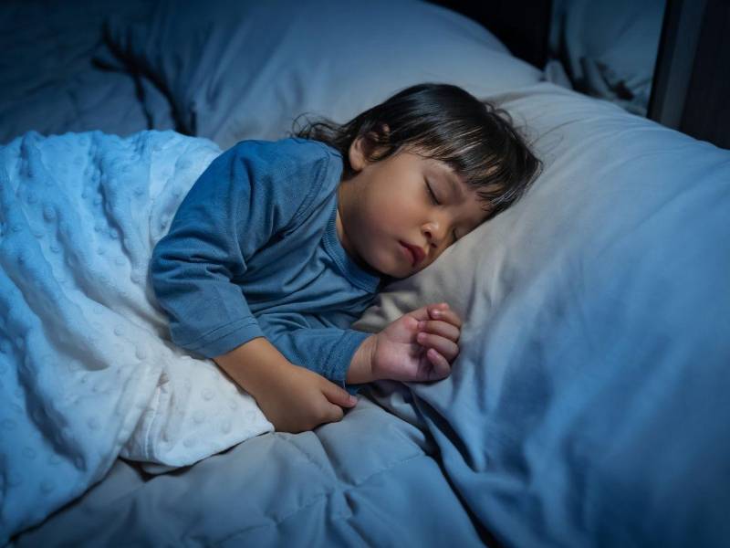 Pediatras recomiendan apagar las pantallas una o dos horas antes de dormir.