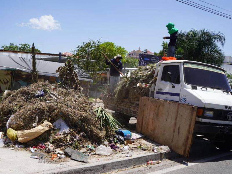 El Anillo Periférico fue intervenido en un mega operativo de limpieza mientras la AMDC supera las 194 mil toneladas de basura recolectadas este año.