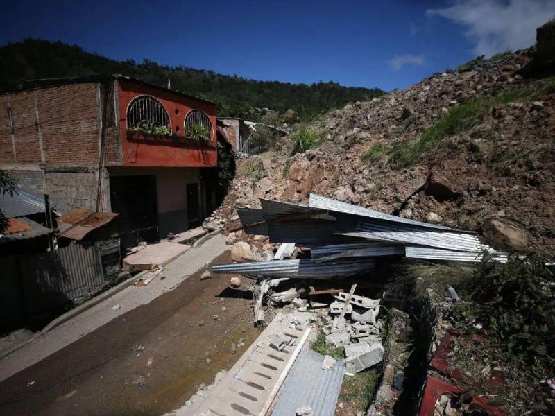 Desde octubre de 2025, fuertes lluvias provocaron un deslizamiento que destruyó varios hogares, afectando a unas 100 familias.