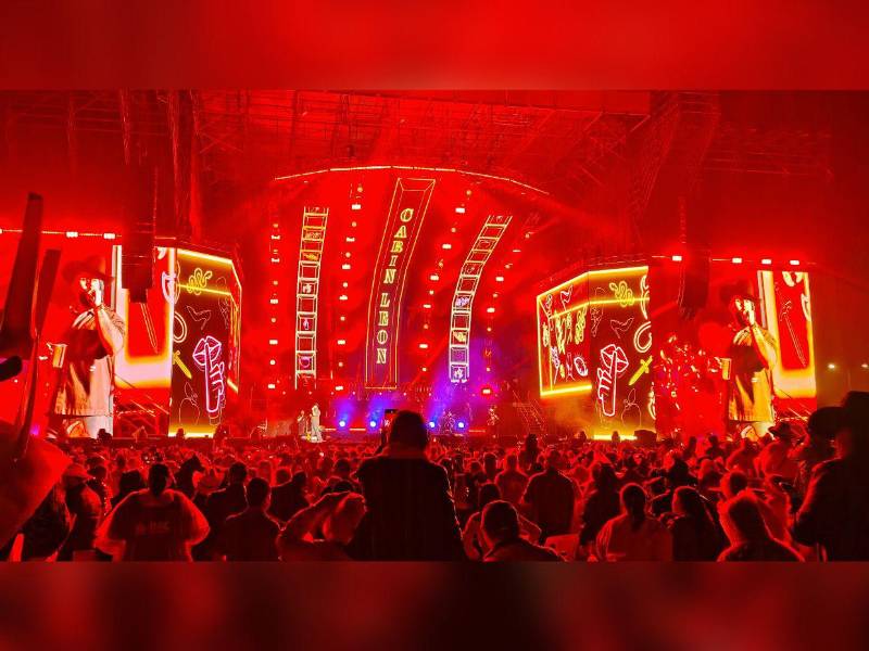 La estética del escenario combinó predominantemente tonos neón con una marcada influencia mexicana.