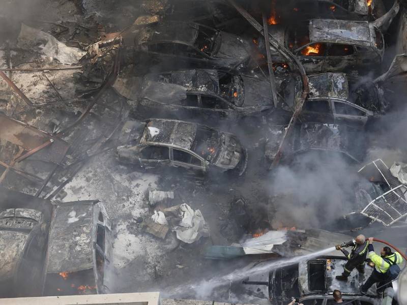 El sur de Beirut se encuentra totalmente colapsado este miércoles después del mayor ataque lanzado por Israel desde que comenzó la guerra contra el Líbano el pasado 2 de marzo, lo que ha provocado al menos decenas de muertos y cientos de heridos, según el balance preliminar oficial.