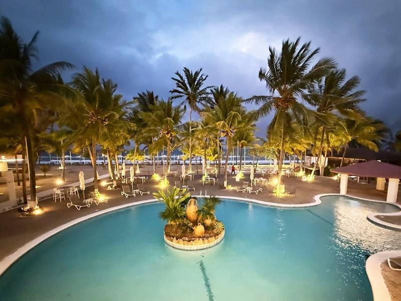 Espacios exteriores del complejo que invitan a la desconexión y al disfrute de la belleza natural de la costa atlántica.