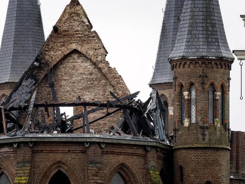 Visibles daños a la iglesia de Vondelkerk en Ámsterdam, construida en 1880.