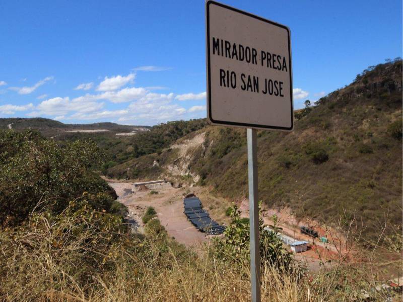 Desde el mirador de la represa se observa la paralización del ansiado proyecto que se construye en la zona sur de la ciudad.