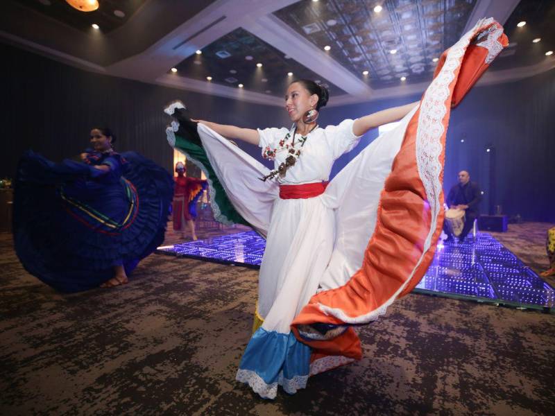 El festejo, que reunió a más de 200 invitados, contó con la participación de un grupo de danza folclórica que amenizó la cena.