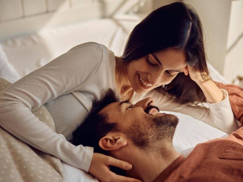 Cinco aspectos vitales: Inviertan en los diálogos sencillos de cada día, afirmen su compañía mutua, regálense pausas el uno al otro, saboreen los instantes compartidos y concluyan cada noche lado a lado.