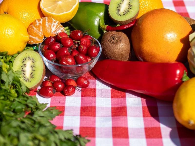 La vitamina C, presente en cítricos y pimientos, mejora la absorción del hierro de origen vegetal.