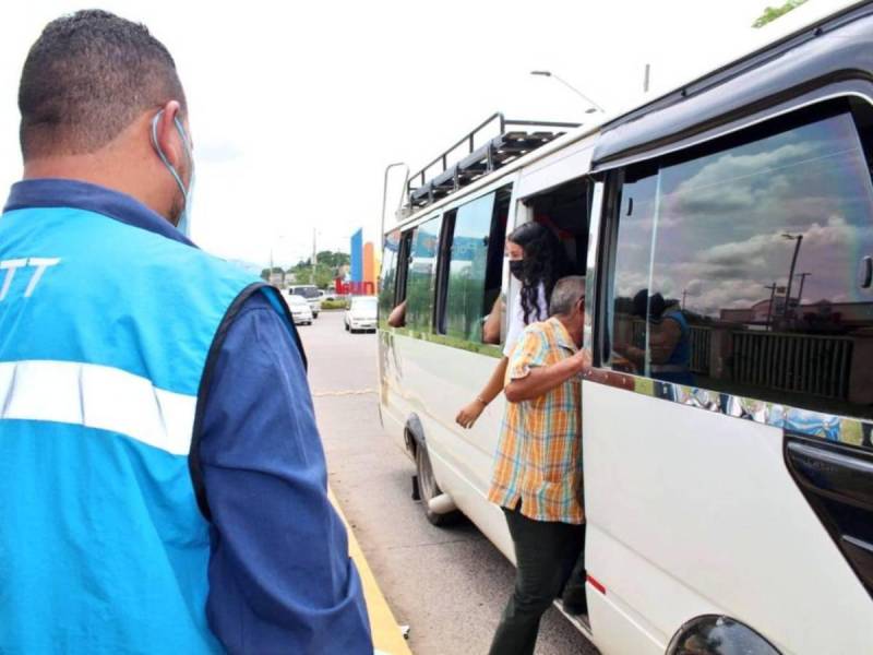 Mientras muchos salen de vacaciones, el transporte urbano enfrenta amenazas, pagos forzados y silencio institucional ante la extorsión.
