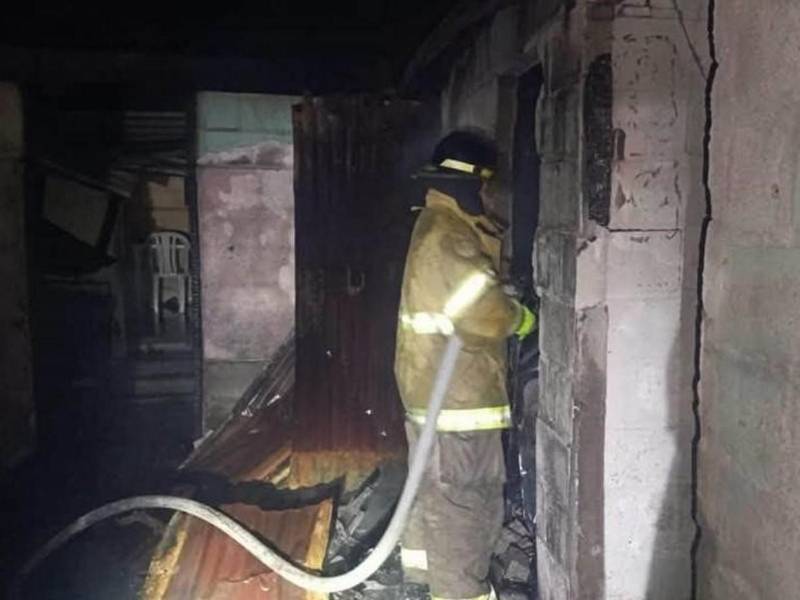 Cuando los bomberos sofocaron las llamas y realizaban labores de enfriamiento, encontraron su cuerpo en el interior de la vivienda en San Manuel, Cortés.