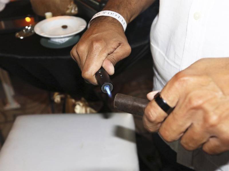 El corte y encendido del tabaco, son técnicas para apreciar al máximo su aroma e intensidad.