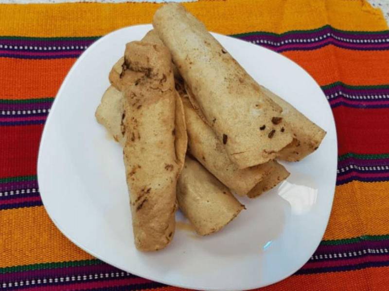 Se preparan con carne de res desmenuzada, verduras y especias, y se fríen hasta que las tortillas quedan doradas y crujientes: Los tacos de carne mechada, son una delicia que no se puede perder.