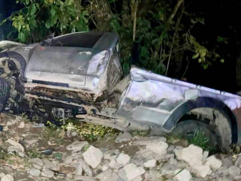 Un vehículo quedó partido a la mitad sobre la carretera CA-13 tras el violento choque frontal registrado la noche del jueves en la comunidad de Taujica, entre Tocoa y Trujillo, en el departamento de Colón.