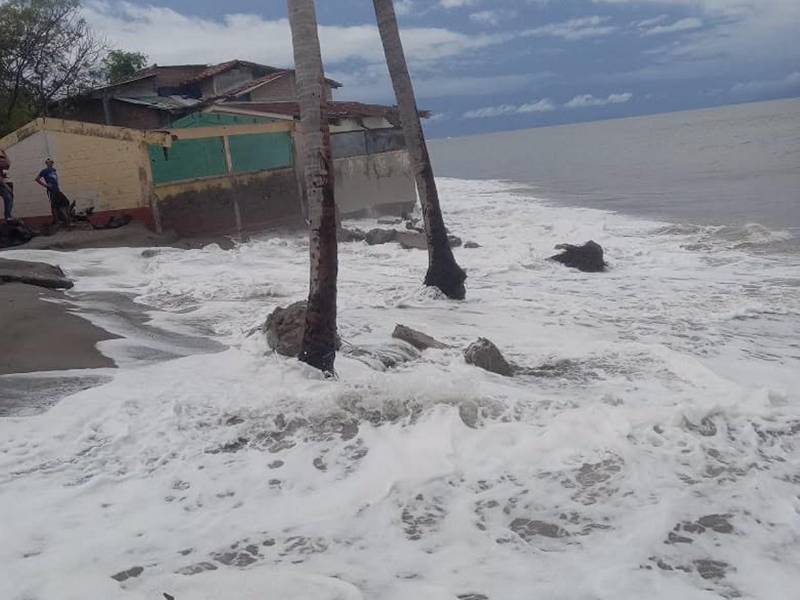 El fuerte oleaje provocado por la tormenta tropical Cristina golpea la comunidad de Cedeño, Choluteca, donde el mar continúa amenazando con invadir zonas habitadas y mantiene en alerta a decenas de familias costeras.