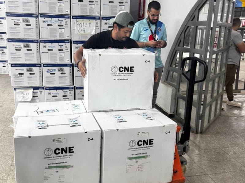 La misión es que estos equipos salgan a partir de mañana jueves junto al material electoral.