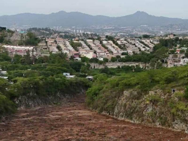 Tegucigalpa podría enfrentar uno de los escenarios más complicados de los últimos años en materia de abastecimiento de agua potable si las lluvias continúan sin llegar a las principales fuentes que alimentan la capital.