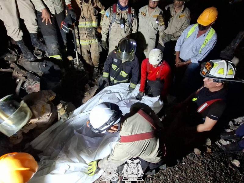 El cansancio sobre los hombros, por la intensa jornada de rescate, culminó anoche con varios socorristas de distintas unidades cabizbajos y tristes al encontrar finalmente el cuerpo de la pequeña Leyret Nahiara Aguilar Rodríguez, de 10 años. Las esperanzas de un milagro se esfumaron al ubicar su cuerpecito bajos los escombros.