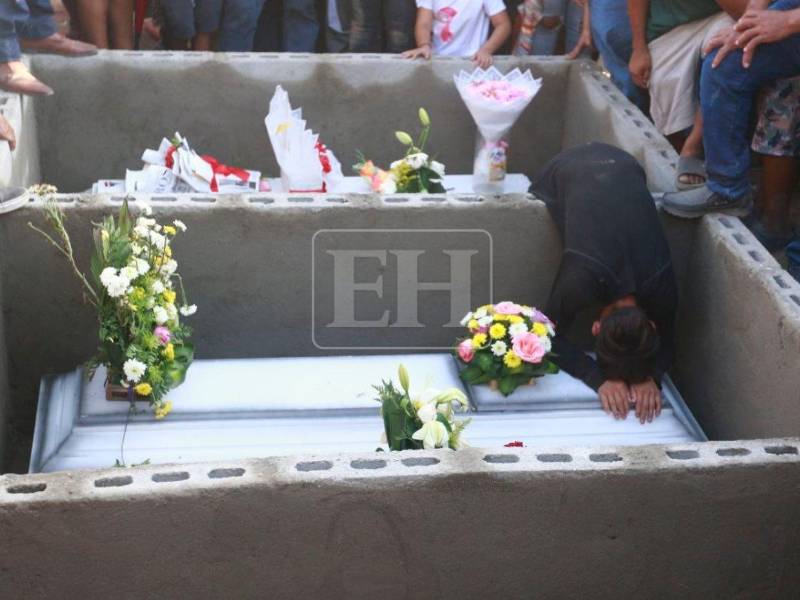 Familiares, amigos, vecinos y demás seres queridos se reunieron este jueves 30 de julio para darles el último adiós a las seis víctimas que perdieron la vida en el fatídico incendio que se registró ayer (miércoles 29 de julio) en una humilde vivienda ubicada en los bordos de Esquipulas, en San Pedro Sula.