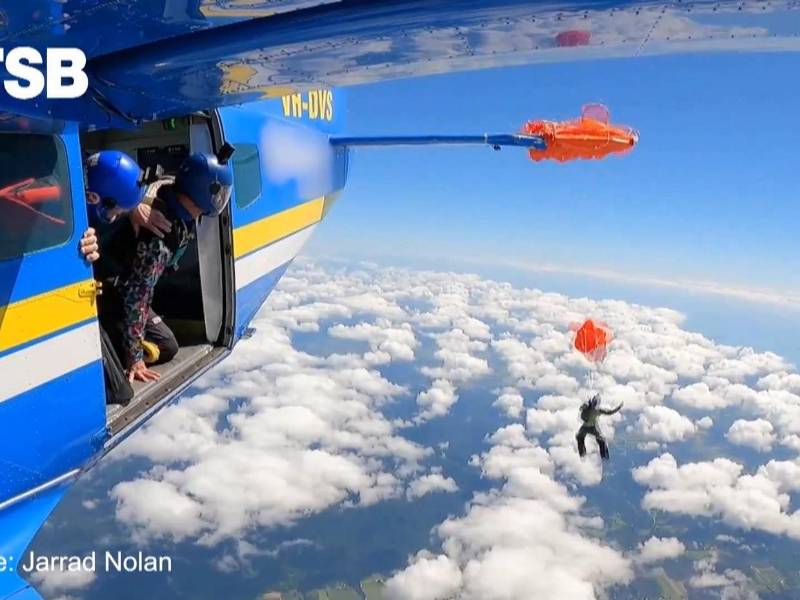 El deportista logró liberarse con un cuchillo de seguridad, abrir su paracaídas principal y aterrizar con heridas leves, mientras el piloto consiguió aterrizar de forma segura.