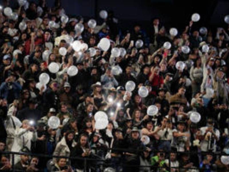 Seguidores del cantante colombiano Yeison Jiménez participan en un homenaje póstumo en el Movistar Arena en Bogotá, Colombia.