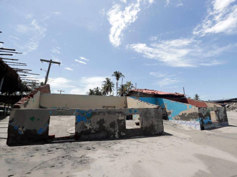 Cedeño, aldea hondureña del Pacífico, sufre desde hace 30 años el avance del mar y la erosión que ya obligó a evacuaciones y dejó a muchas familias sin vivienda, mientras la Mesa de Justicia Climática creada hace tres años pide una reubicación digna y apoyo al gobierno de Nasry Asfura y a la comunidad mundial ante la inacción climática denunciada, entre otros, por Amnistía Internacional.