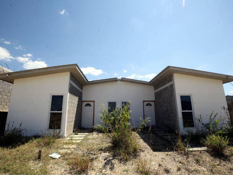 De las 180 viviendas proyectadas, solo dos están completamente edificadas, sirviendo como ejemplo de cómo serán las casas para las familias beneficiarias.