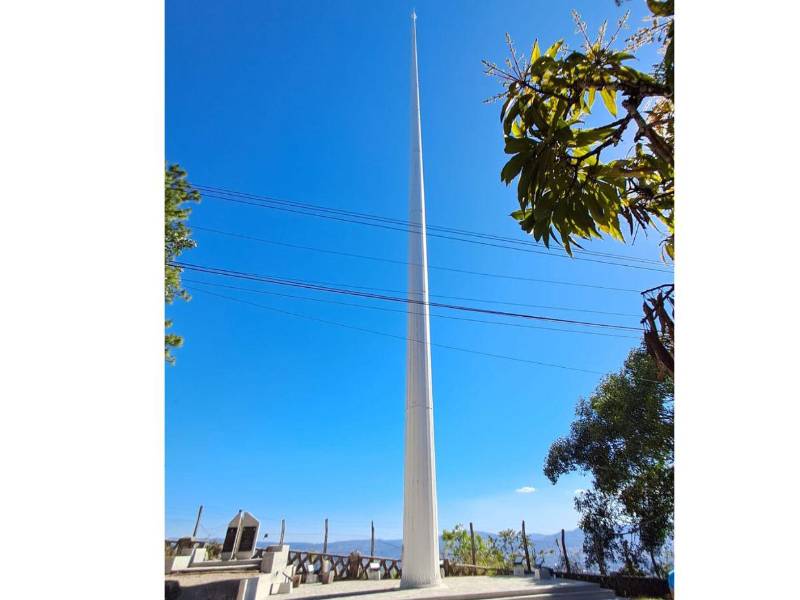 Una vista completa de la gran estructura de acero que amenaza con volverse un monumento al derroche del dinero de los contribuyentes.