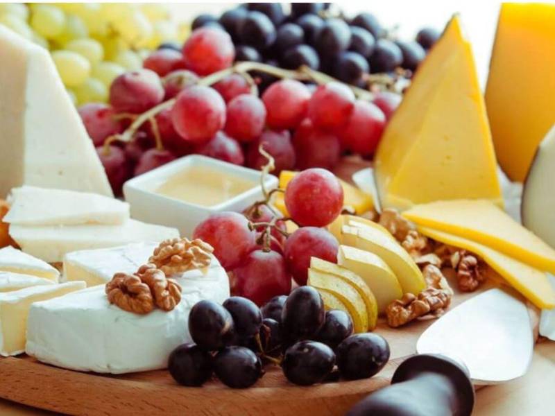 Las frutas y los quesos siempre son una excelente opción saludable.