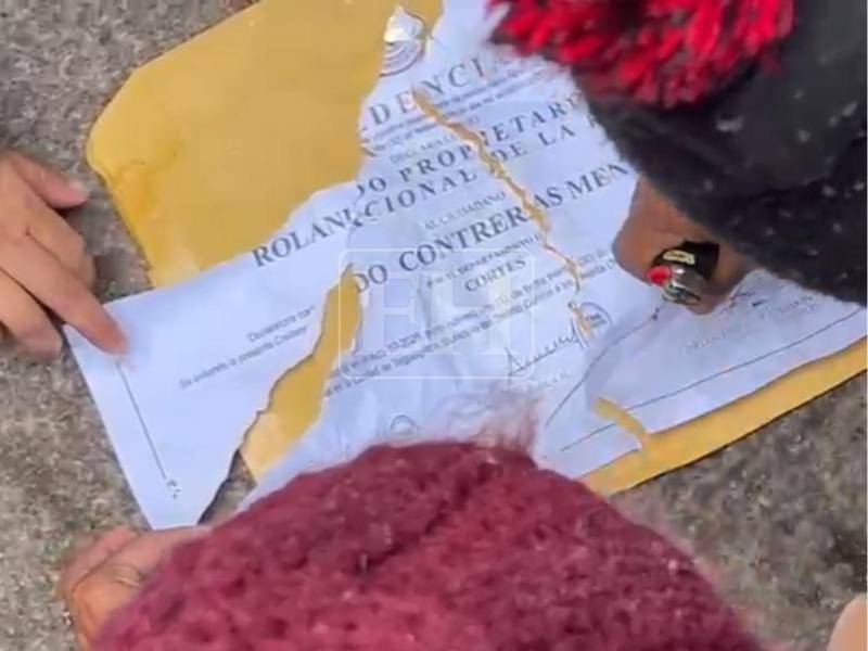 Miembros de los colectivos de Libre rompieron credencial de Rolando Contreras.