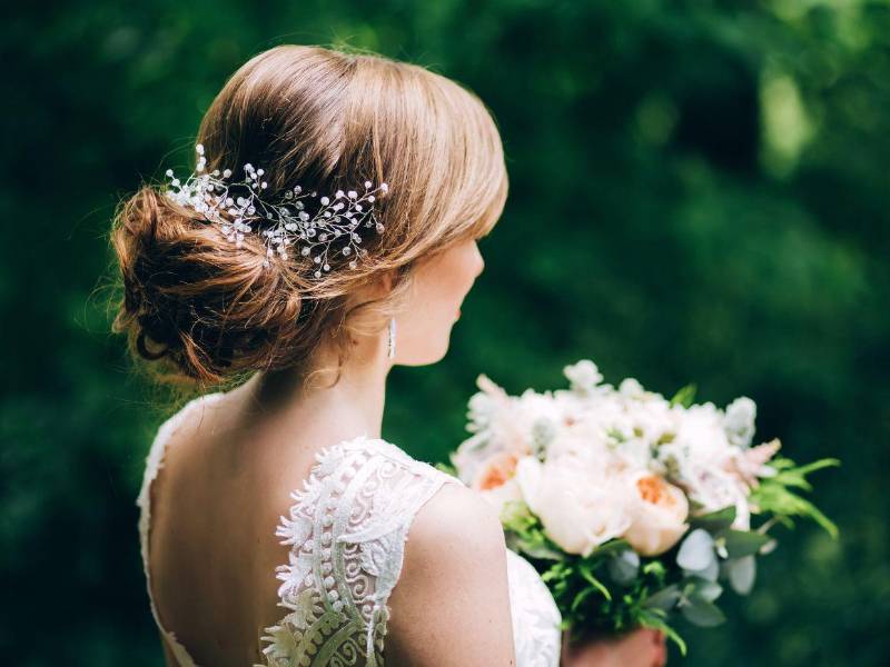 También los complementos, desde diademas a tocados pasando por coronas o detalles florales, cobran protagonismo para elevar cada diseño y marcar la diferencia.