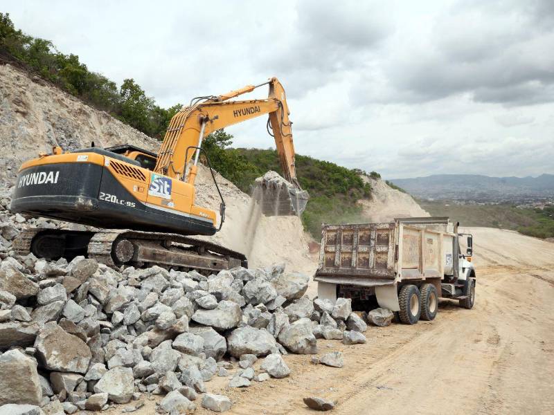El proyecto vial contempla cuatro carriles, intercambiadores y drenajes para agilizar el tránsito hacia el sur del país.