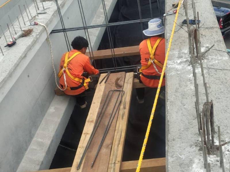 Cuadrillas avanzan en la reconstrucción de la rampa Juan Manuel Gálvez, donde ya se ejecutan trabajos de relleno, acero y preparación de prelosas.