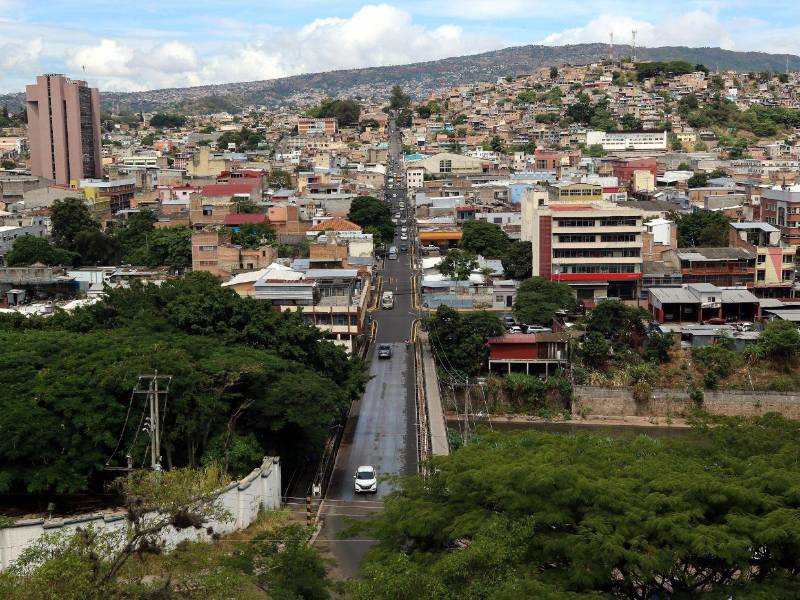 La AMDC busca que las calles rehabilitadas de Comayagüela no solo tengan nuevo pavimento, sino también señalización y espacios definidos para mejorar la movilidad.